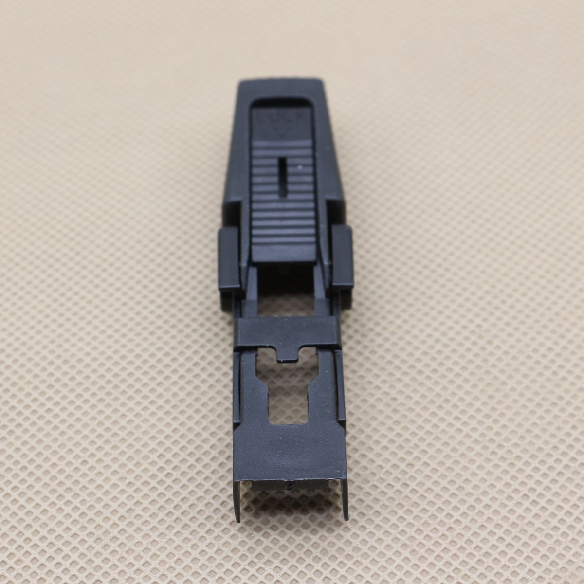 One-piece windshield wiper blade retainer DKW100020 for Land Rover Discovery 2