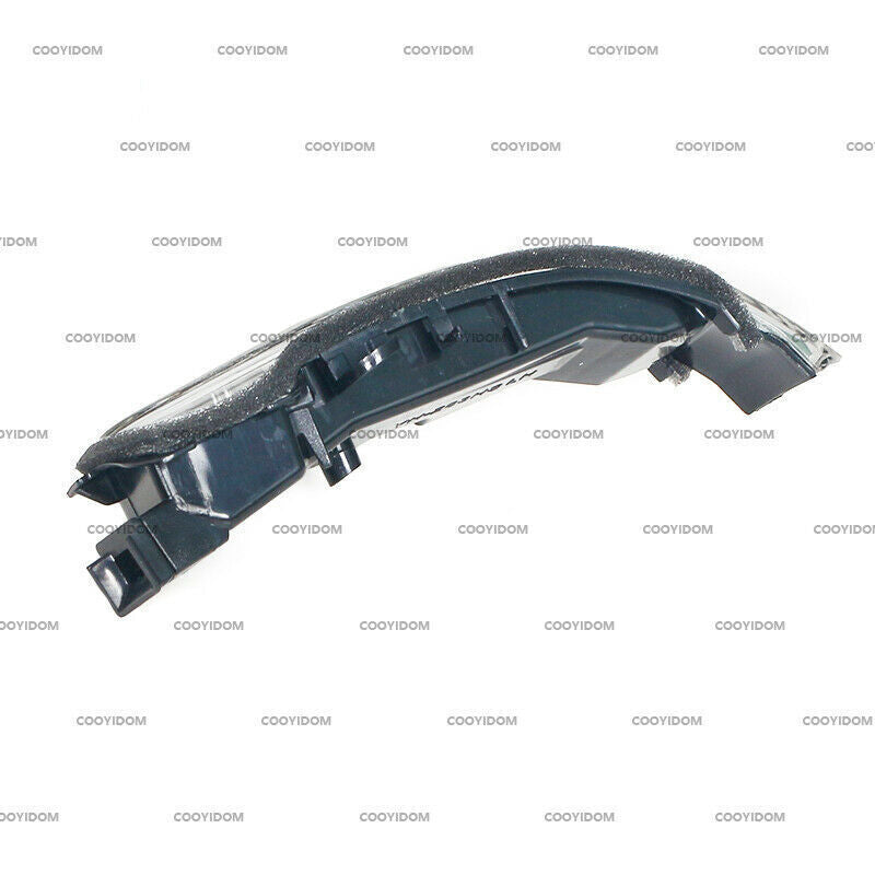 The right rearview mirror turn signal indicator is applicable to 2004-07 for Mercedes-Benz W203. Q