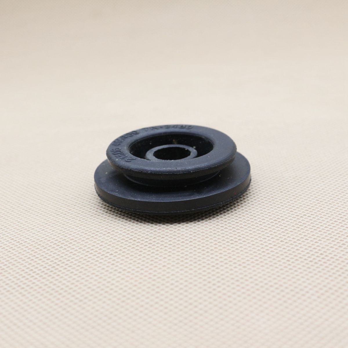 One piece of upper radiator mounting bushing rubber pad 21506-4M400 suitable for Nissan for Infiniti