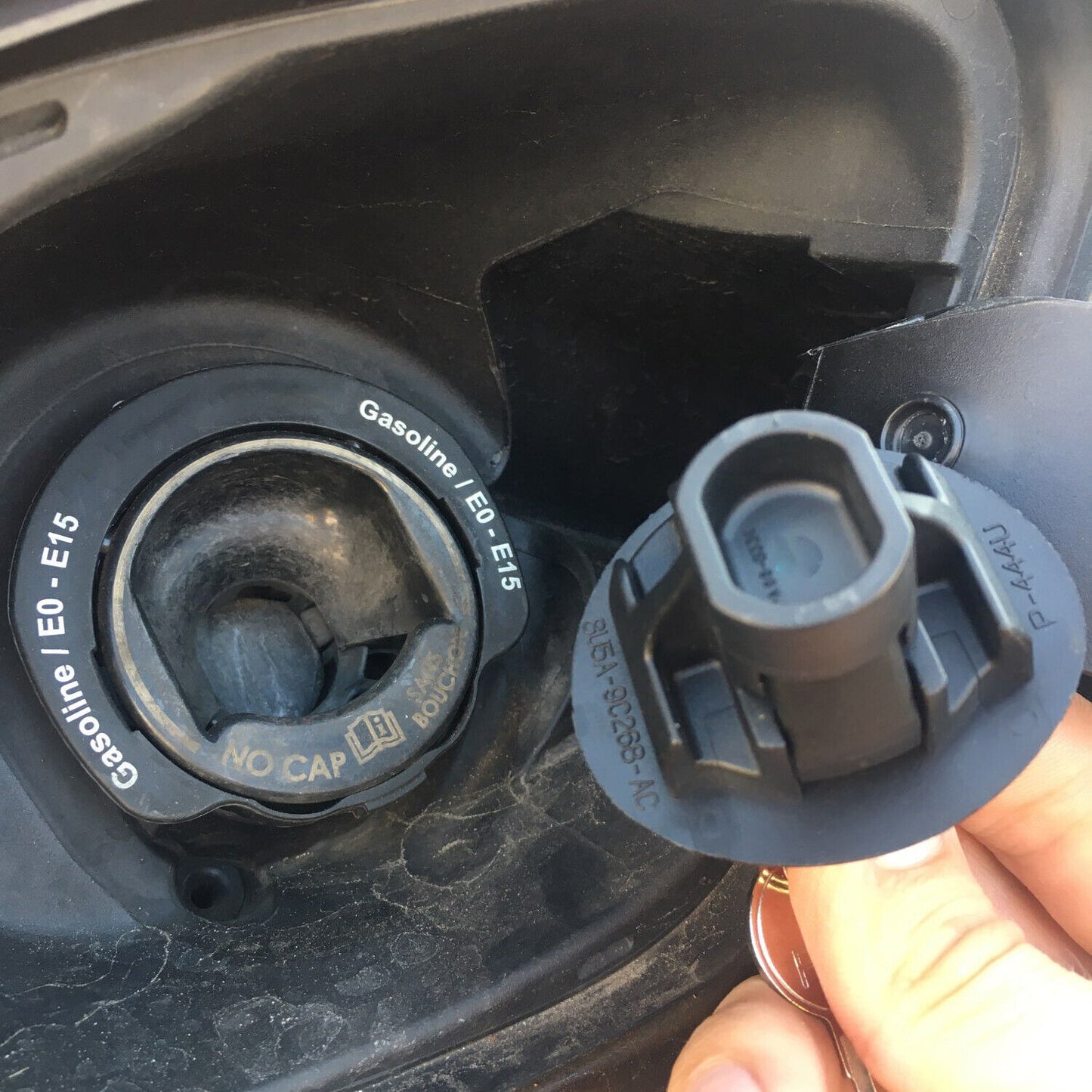Locking gas tank cap plug cover with 2 keys for Expedition 8U5Z9C268B- n