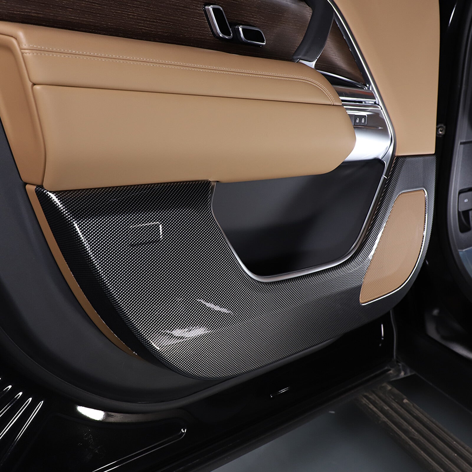 Carbon Look door kick guard trim for Land Rover for Range Rover Vogue 2023-2024
