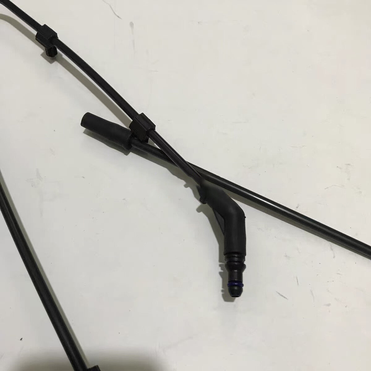 Suitable for Jeep Cherokee front windshield wiper spray hose - n