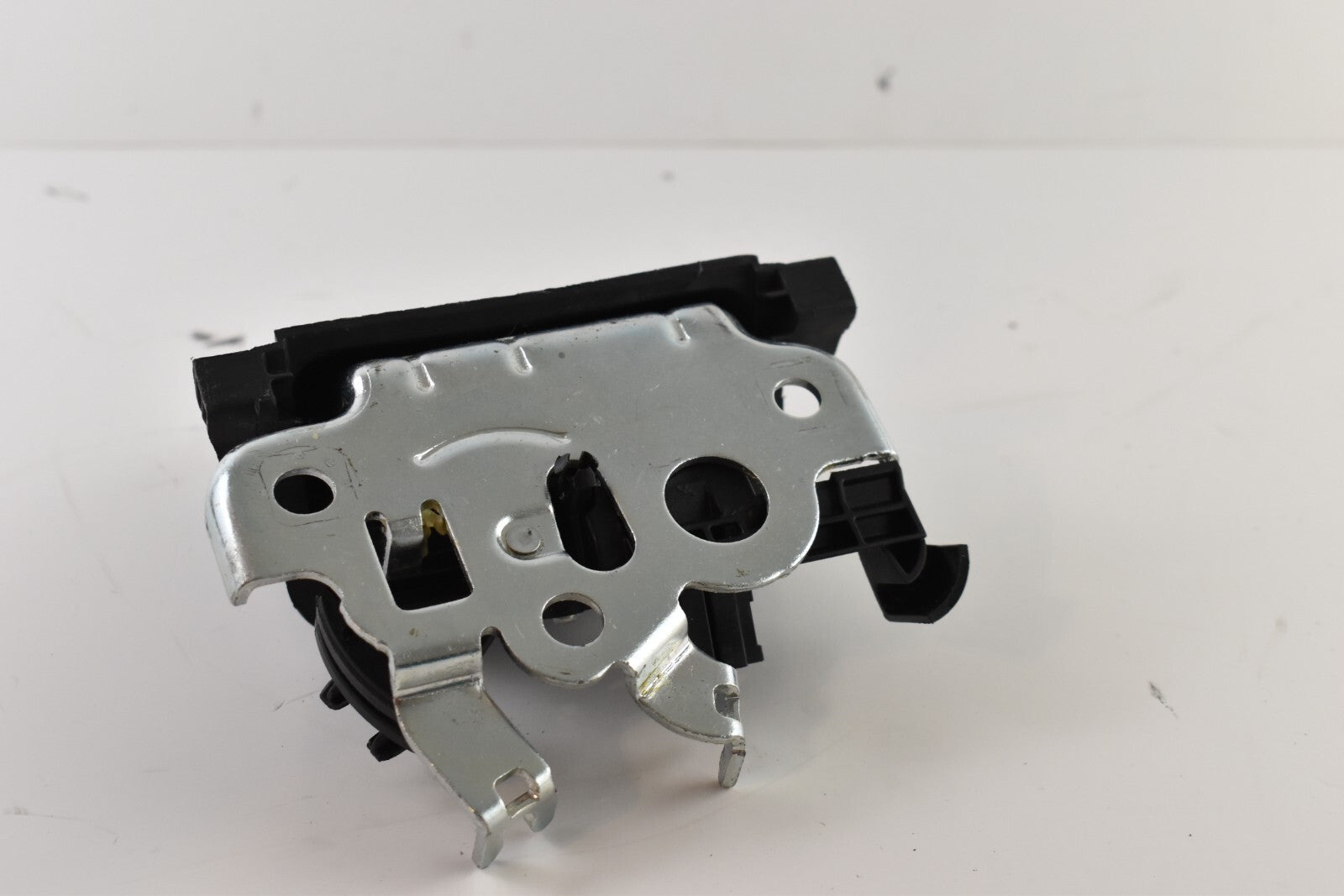 561827505 Rear trunk latch actuator suitable for Volkswagen for Passat B7 sedan 12-15