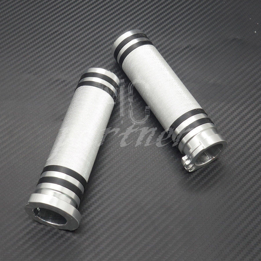 1 Silver CNC Knurled Handlebar Hand Grips for Harley Touring Softail XL883 1200 Q