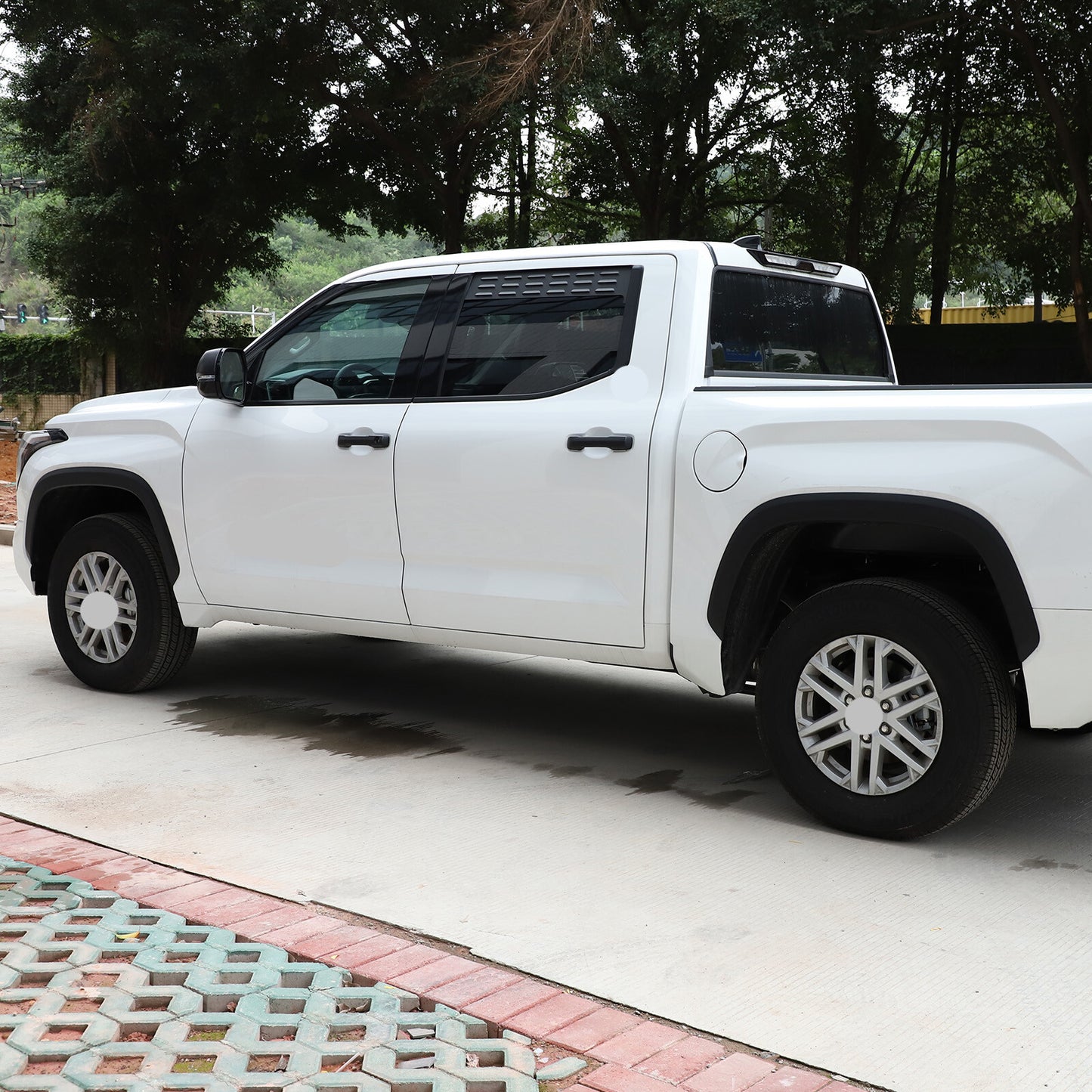 Two rear door window open ventilation panel trim pieces are available for the for Toyota Tendera 2022-2024 package.