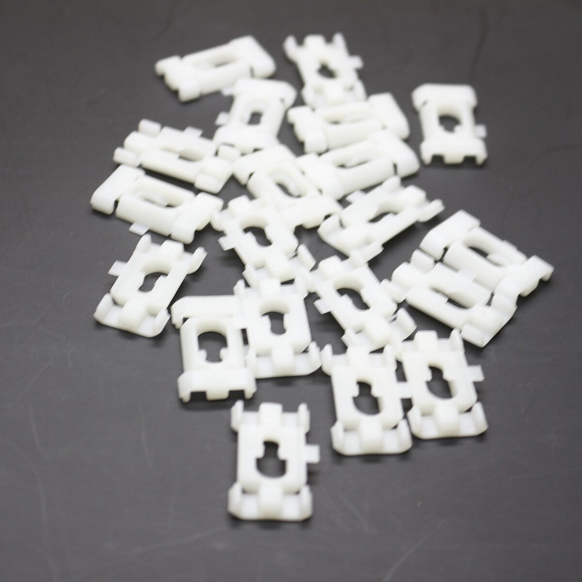 20Pcs For GM Vinyl Top Nylon Quarter Belt Reveal Moulding Retainers Fasteners