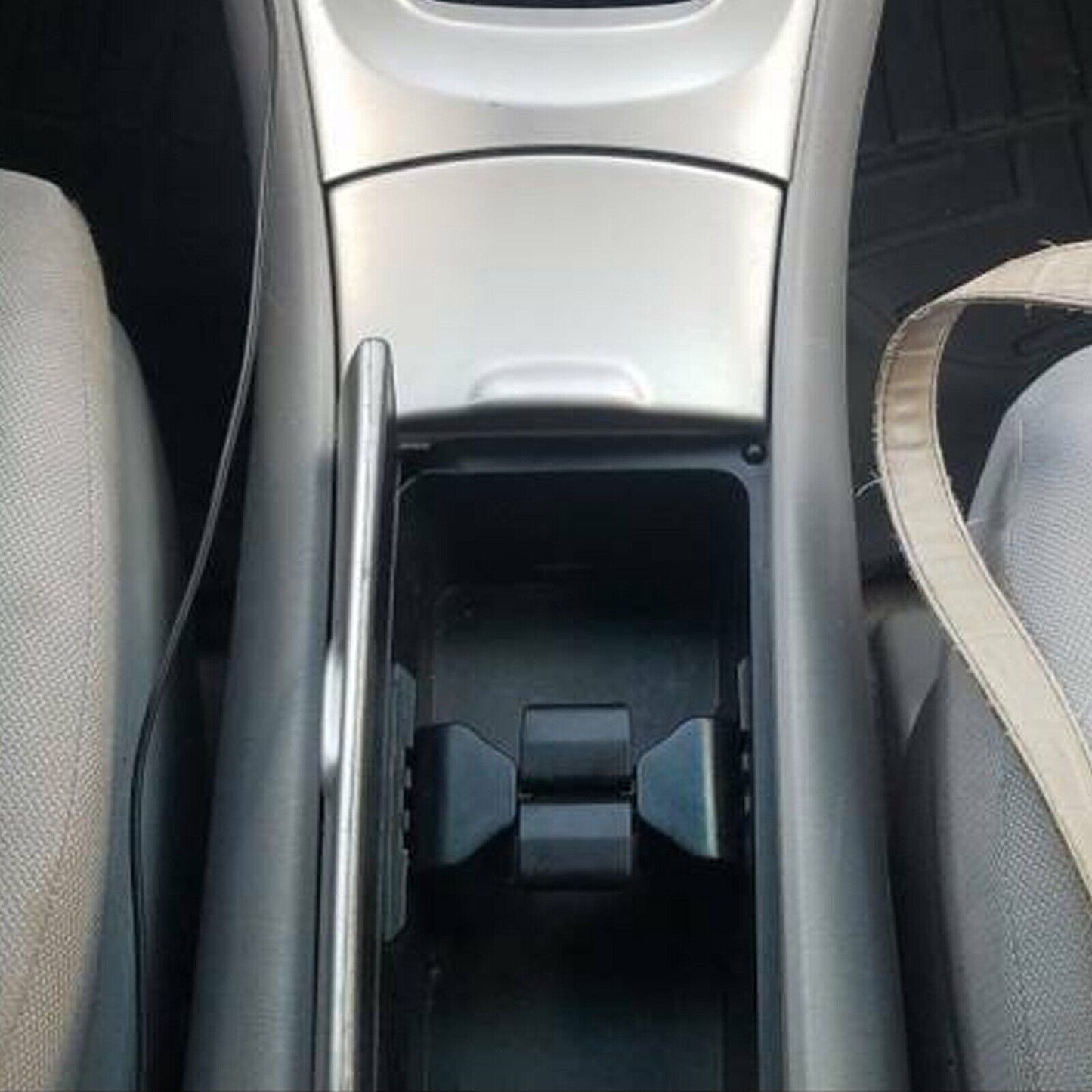 Suitable for 2002-2007 for Toyota Highlander, black center console cup holder insert divider. Q