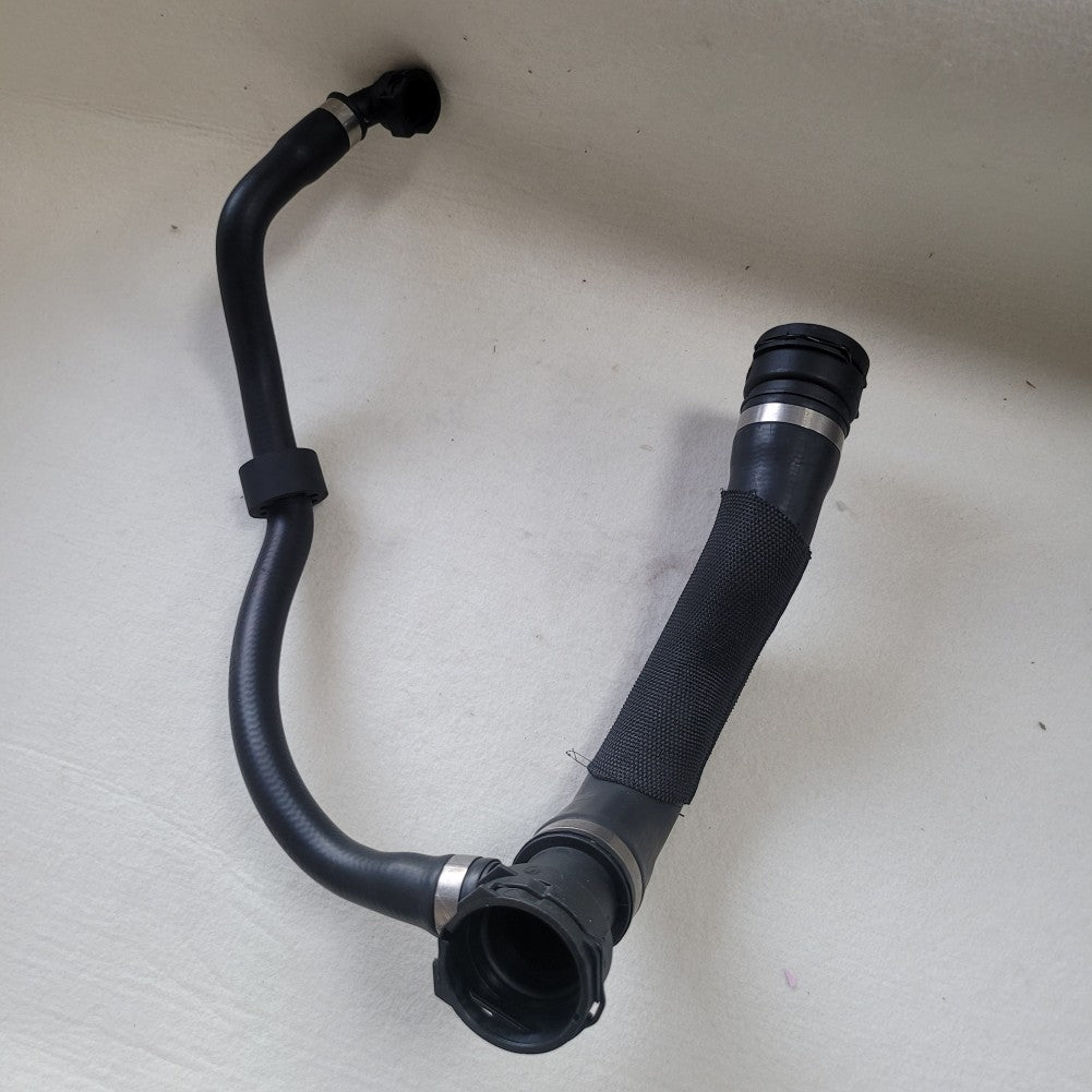 Upper radiator coolant hose suitable for BMW F80 F80N F82 F83